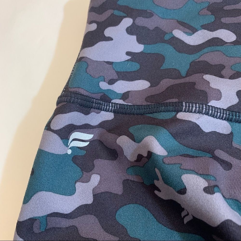 FABLETICS Salar Printed Camo‎ Powerhold Capris Teal Gray Purple Womens Medium - Picture 8 of 14